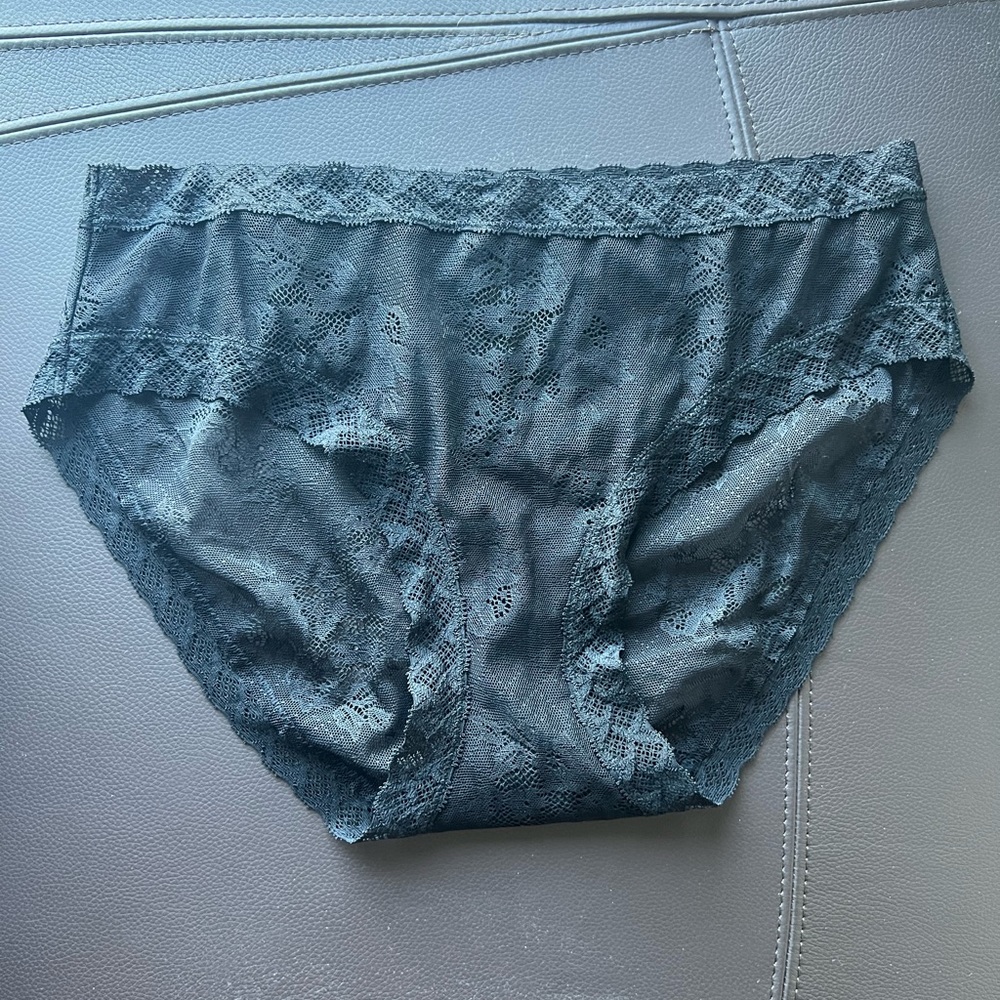 Natori Bliss sheer lace panty, in black
